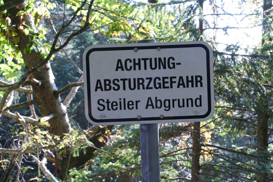 Hausbachklamm - auf dem Entschenstein / einen Meter weiter geht es ungesichert 40 m senkrecht runter, es ist der einzige existierende Hinweis im Oktober 2005
